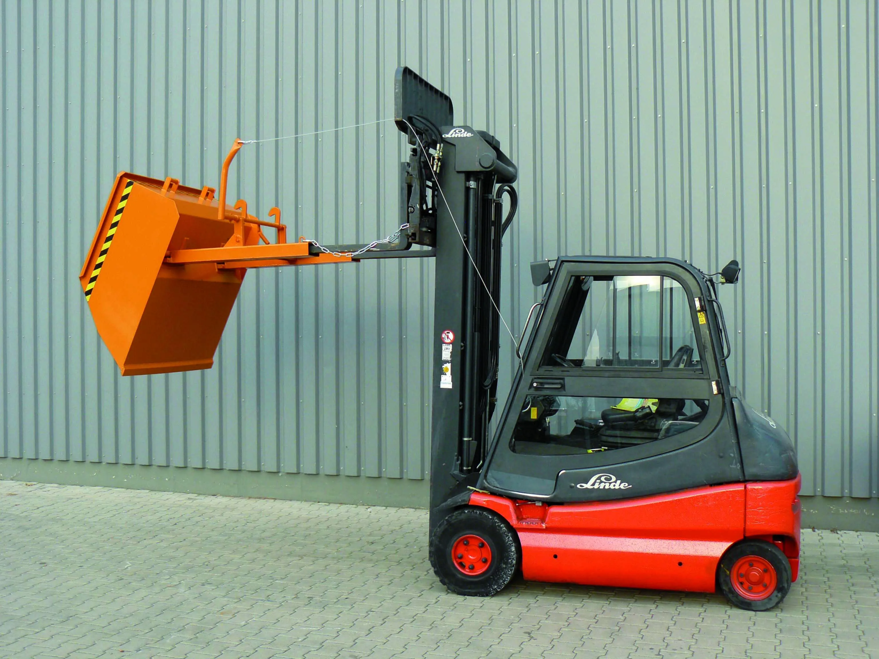 Schaufel mit geschlossenen Stapler-Einfahrtaschen und Kranösen, 2500 kg, 500 Liter reinorange